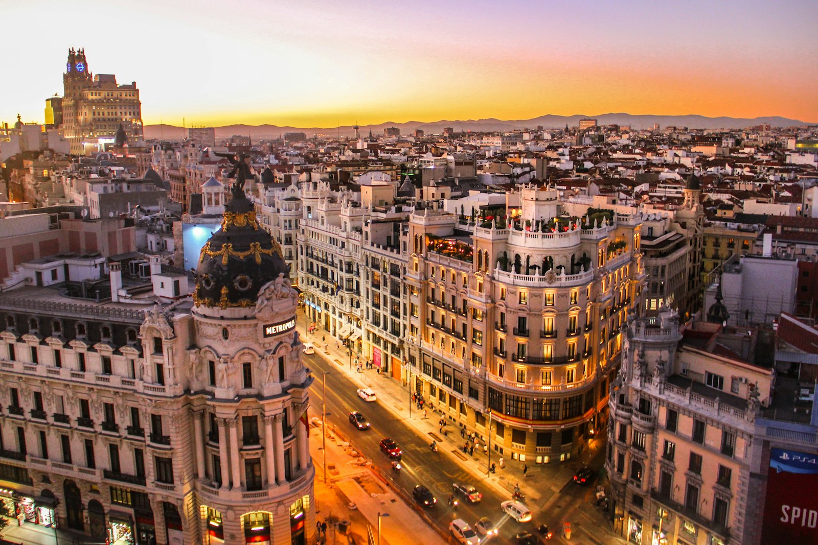 Vista panorámica de la Gran Vía de Madrid al atardecer